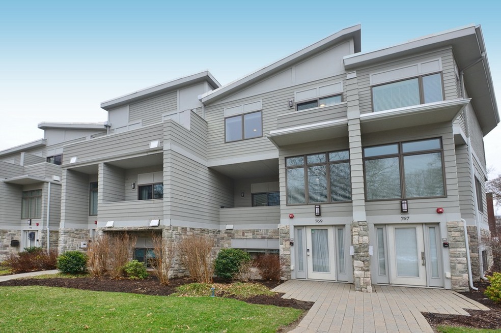 769 Heath St unit 769, Chestnut Hill, MA 02467 - photo 1