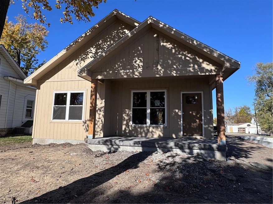 316 W 4th St, Cameron, MO 64429 - photo 1