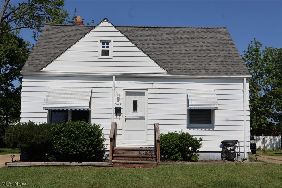 View of front of property featuring a front yard