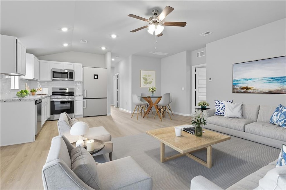 426 Rock Creek Dr, Tonganoxie, KS 66086 - photo 1