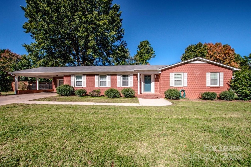 817 Woods Dr, Statesville, NC 28677 - photo 1