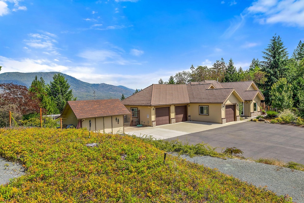 366 Hidden Pine Dr, Grants Pass, OR 97526 - photo 1