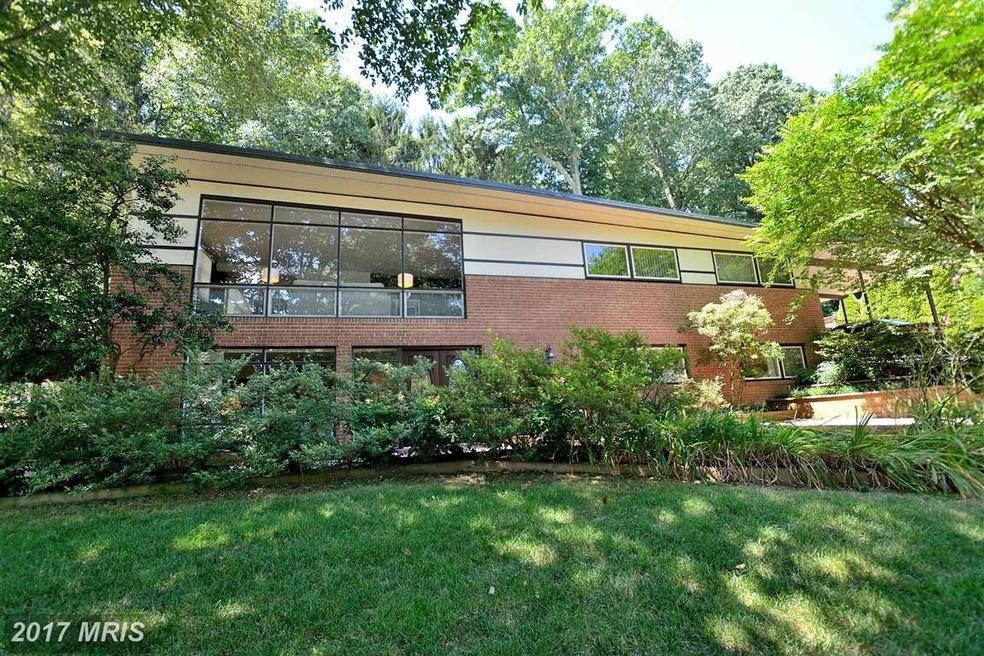 6204 Waterway Dr, Falls Church, VA 22044 - photo 1