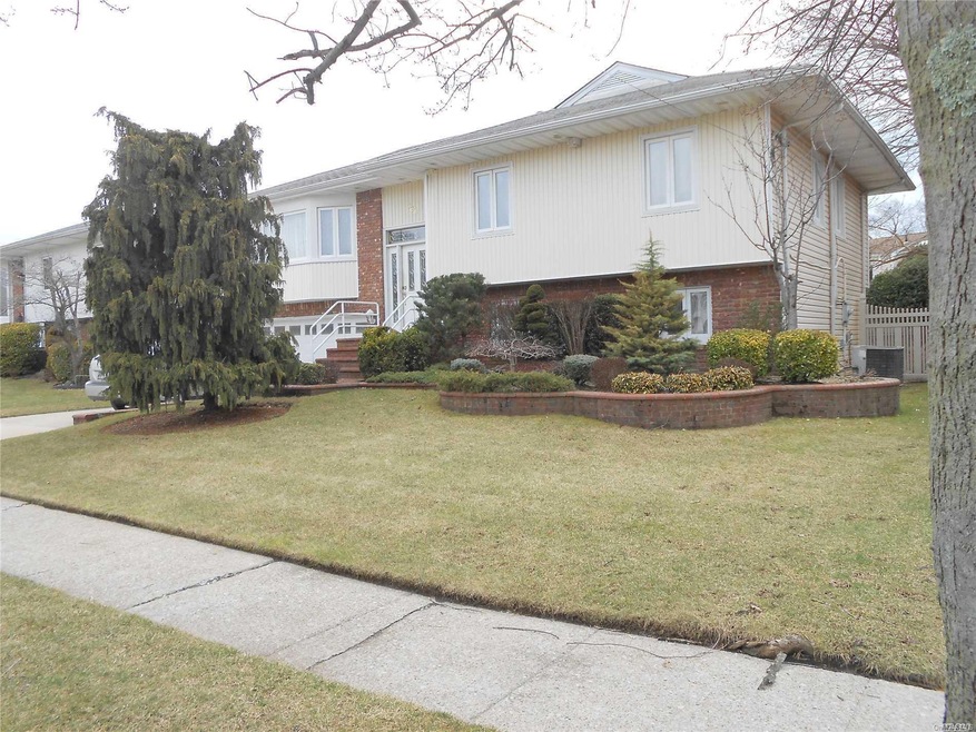 764 Vivian Ct, Baldwin, NY 11510 - photo 1