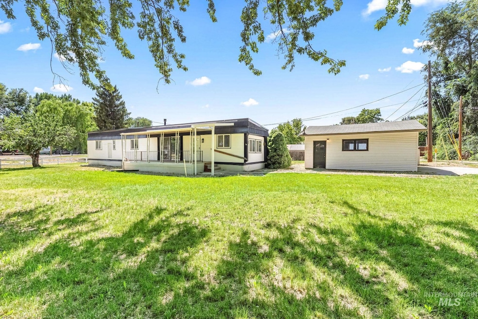 Manufactured / mobile home featuring a front yard
