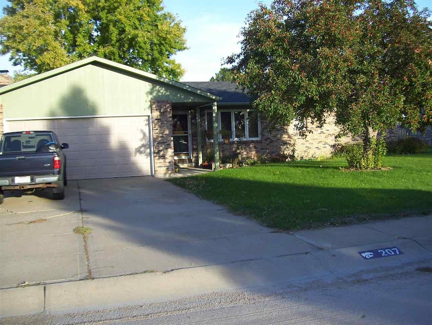 207 W Redwood Dr, North Platte, NE 69101 - photo 1