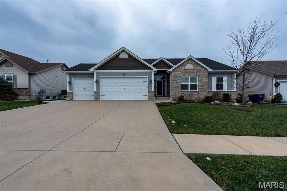 1011 Pine Creek Dr, Wentzville, MO 63385 - photo 1