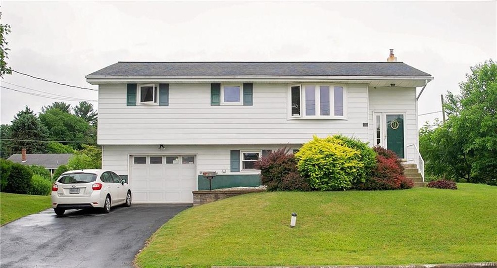 3 bedroom bi-level in quiet neighborhood. Minutes 