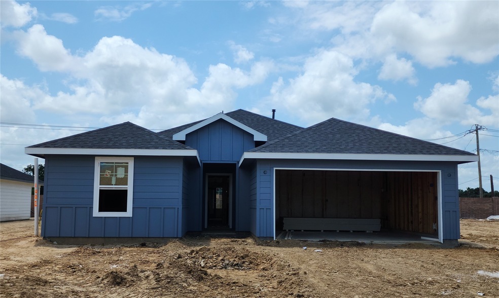 1002 Great Barracuda Ln, Alvin, TX 77511 - photo 1