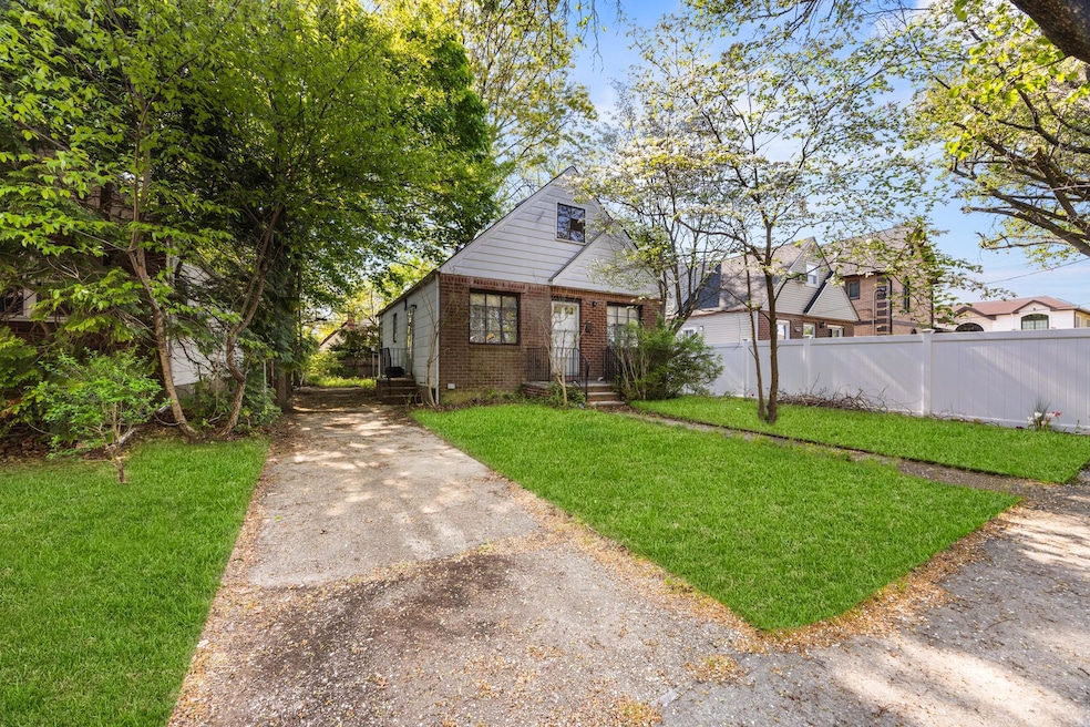 8112 264th St, Glen Oaks, NY 11004 - photo 1