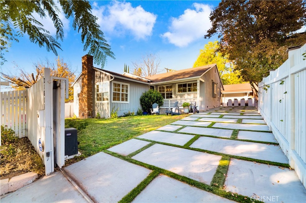 21813 Dumetz Rd, Woodland Hills, CA 91364 - photo 1