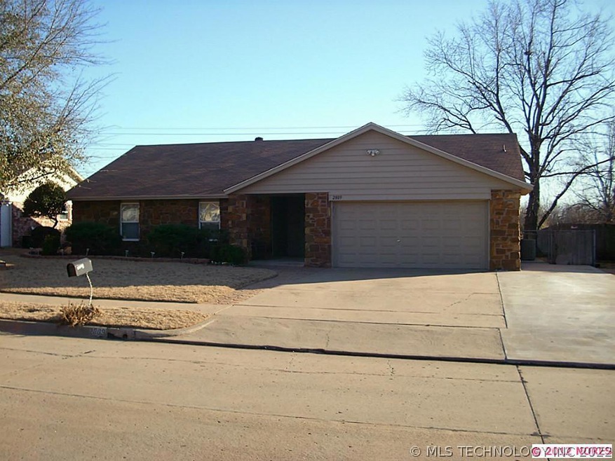 Great curb appeal! Vinyl siding and windows! RV pa