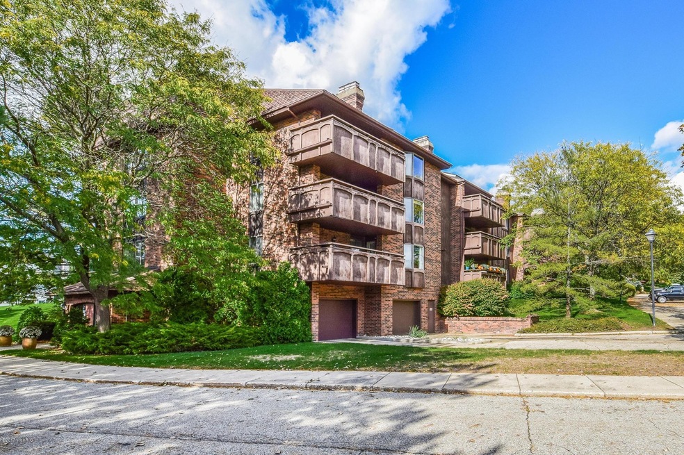 036-Golfridge Condos-4937103-medium