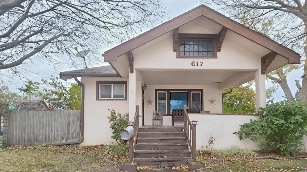 617 E Charles St, Oelwein, IA 50662 - photo 1