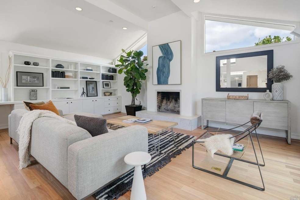 High ceilings, built-in book shelves/desk, cozy fi