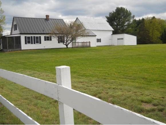 562 Oak St, Newport, NH 03773 - photo 1