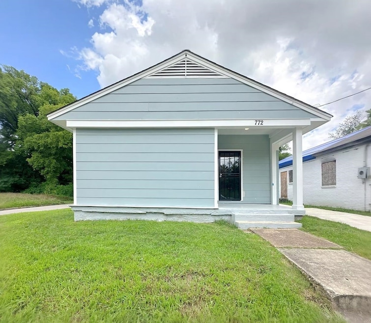 View of front of property featuring a front lawn