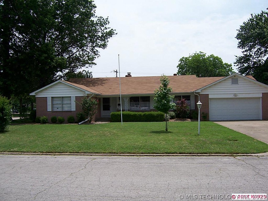 133 E Powell St, Claremore, OK 74017 - photo 1