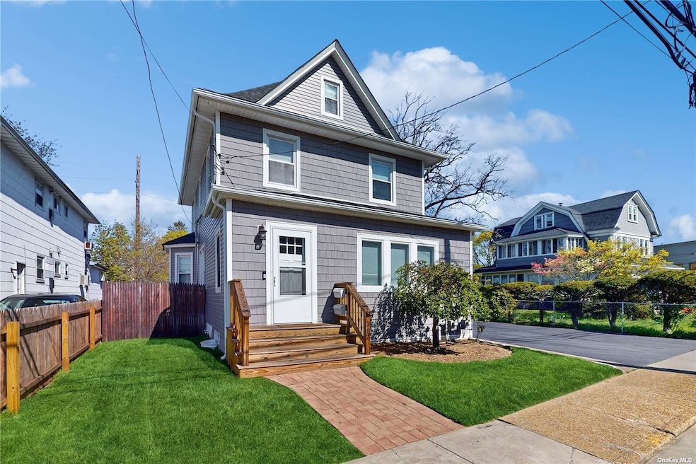 386 Mulry Ln unit 2nd Fl, Lawrence, NY 11559 - photo 1