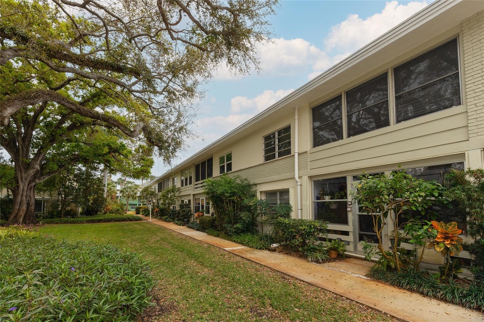 677 Royal Palm Blvd unit 8, Vero Beach, FL 32960 - photo 1