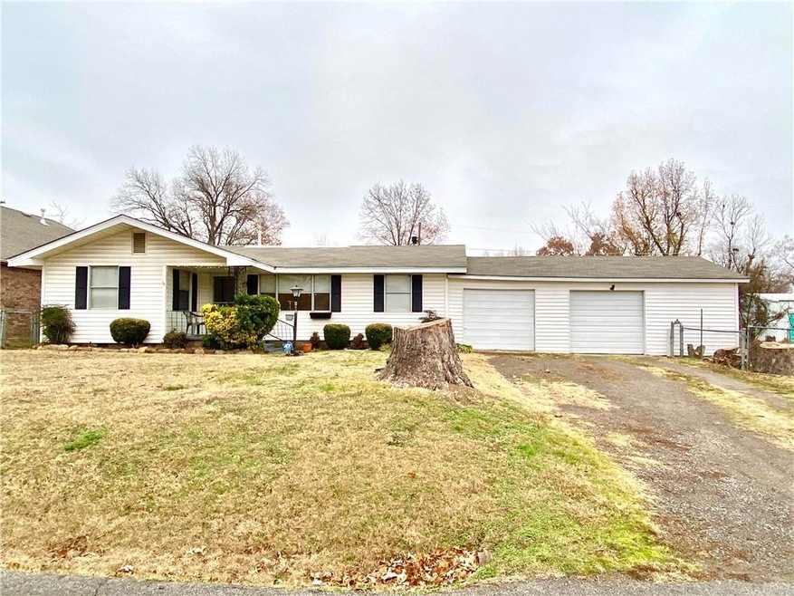 Cute Ranch with workshop in extra large garage