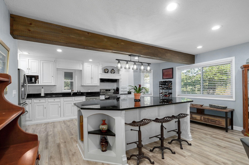 1511 E Groves Dr-26