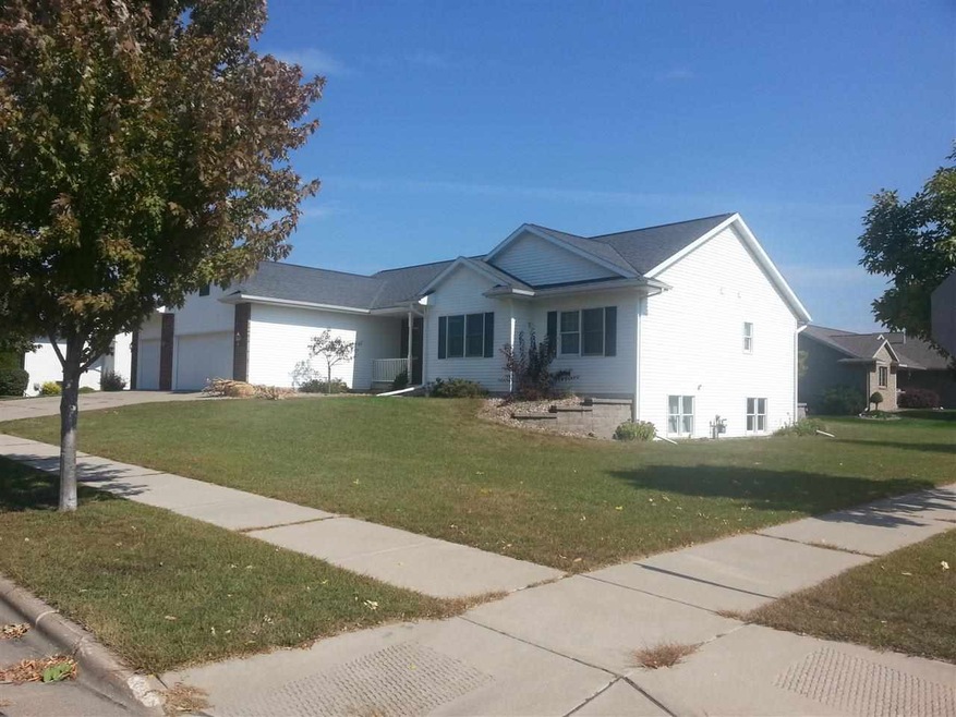 803 S Cherry Ln, Holmen, WI 54636 - photo 1