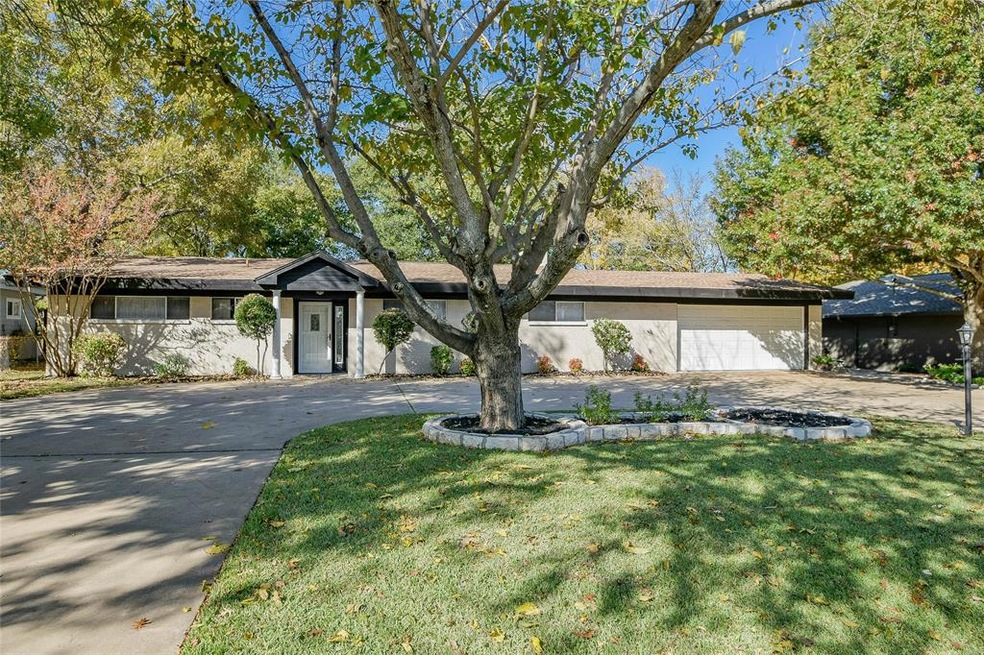 3910 Fairway Dr, Granbury, TX 76049 - photo 1