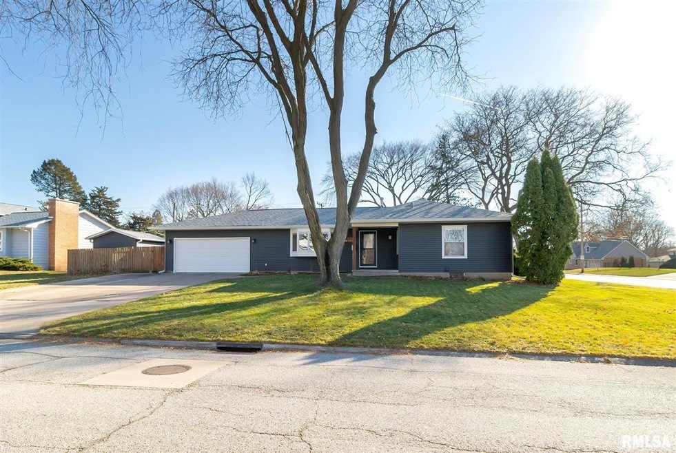 2207 Salem Ct, Bettendorf, IA 52722 - photo 1