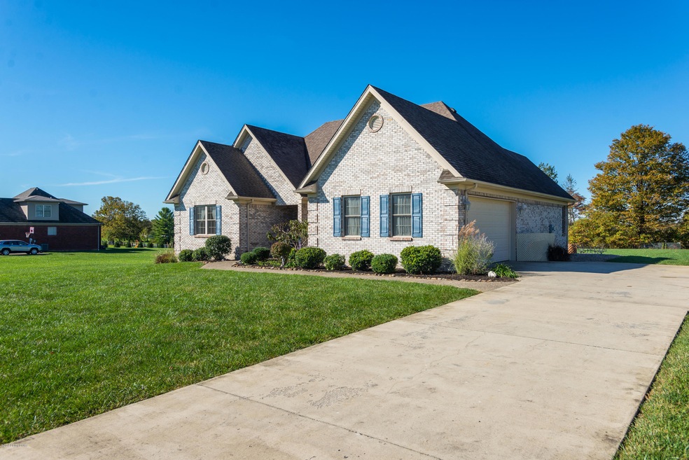 8561 Strawberry Meadows Ln, Floyds Knobs, IN 47119 - photo 1