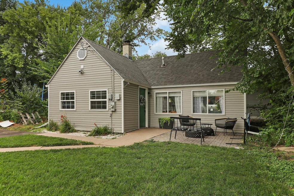 1304 W Ridgeland Ave, Waukegan, IL 60085 - photo 1