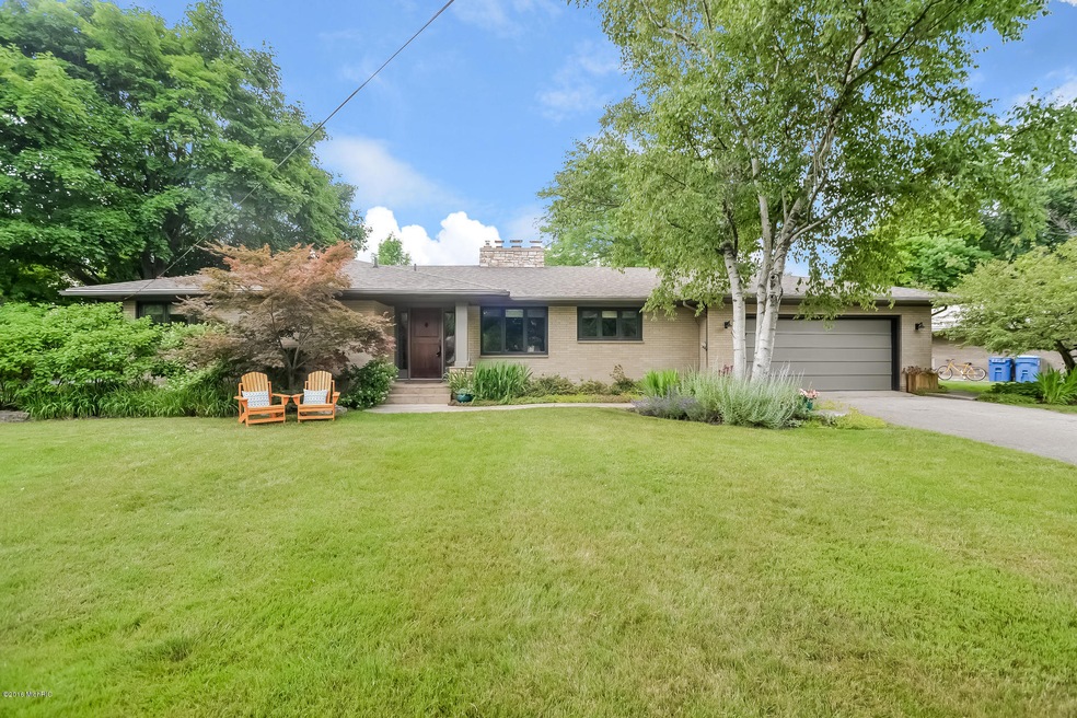 001-Front_View-2944229-medium