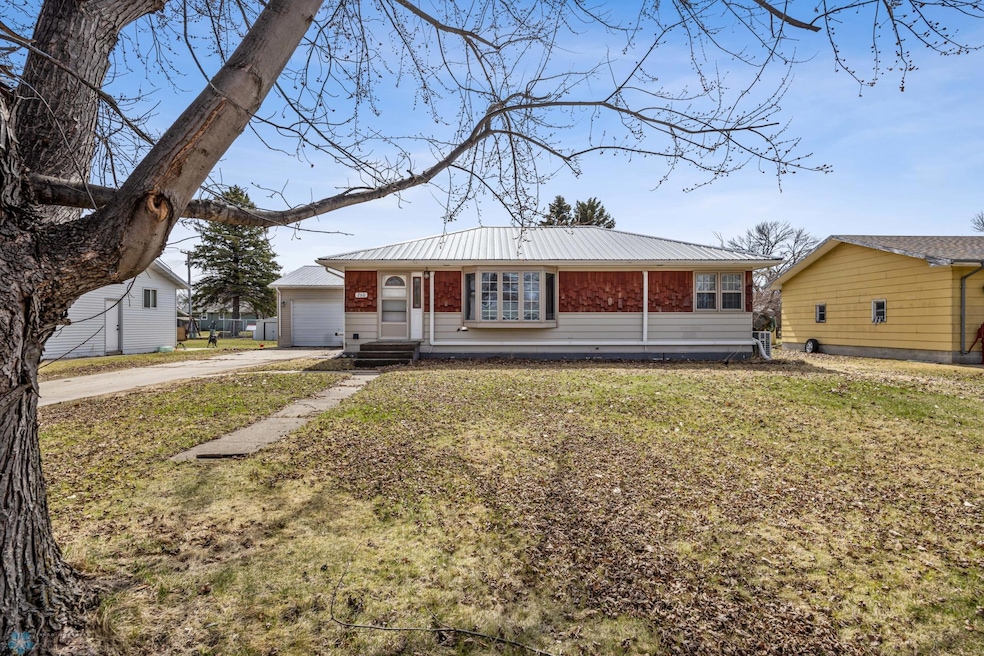 260 Maple St, Kindred, ND 58051 - photo 1