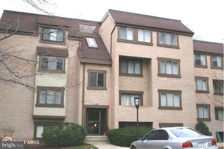 1658 Parkcrest Cir unit 300, Reston, VA 20190 - photo 1