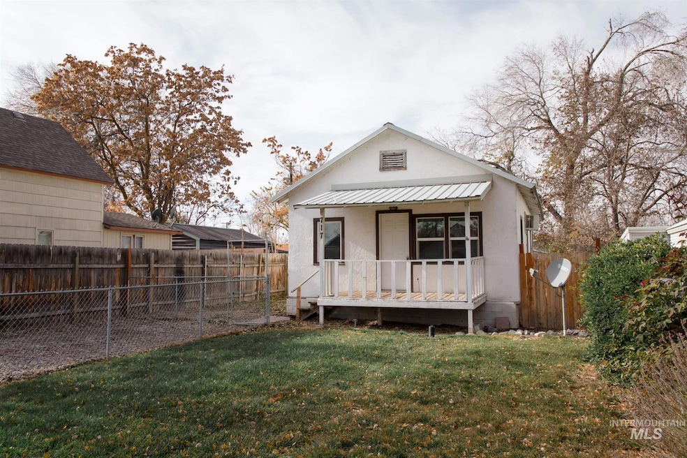 717 NW 2nd St, Ontario, OR 97914 - photo 1