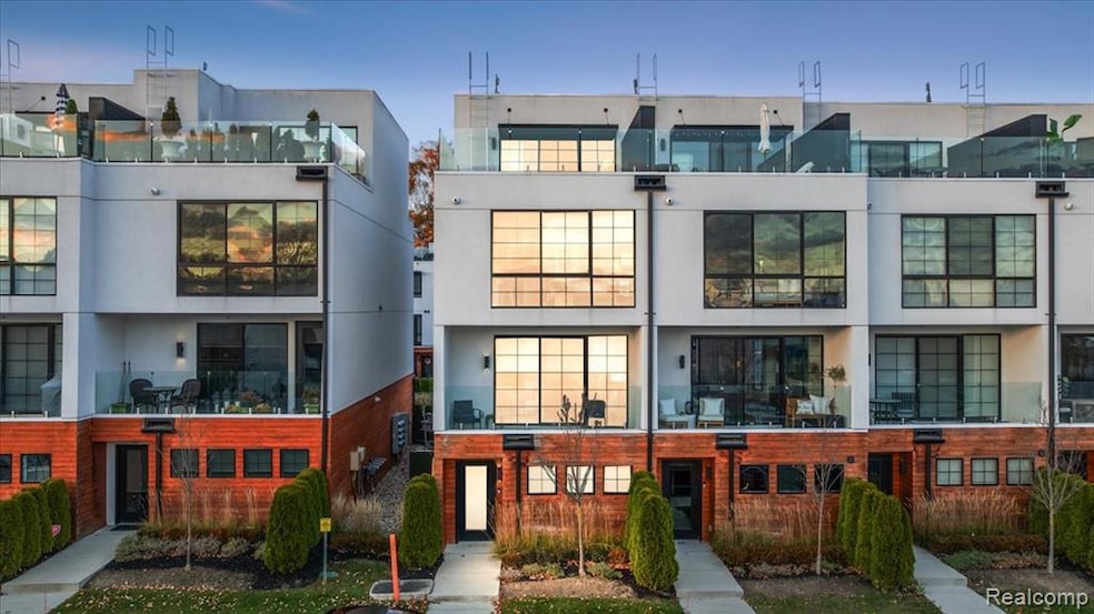 For Sale $799,900 • Co-Listing Agent