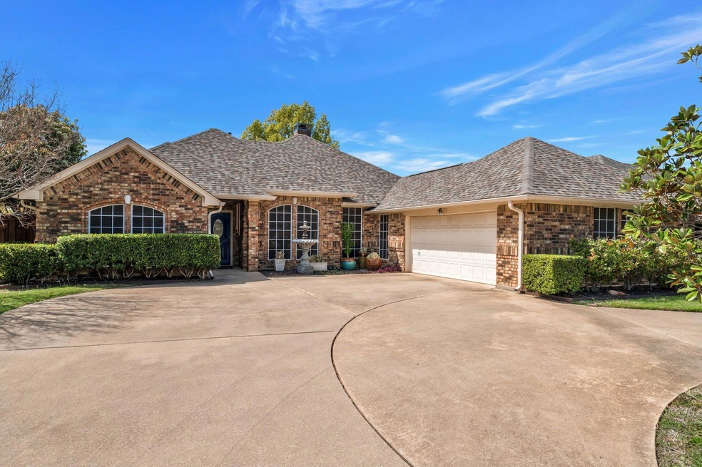 7001 Oak Hills Ct, North Richland Hills, TX 76182 - photo 1