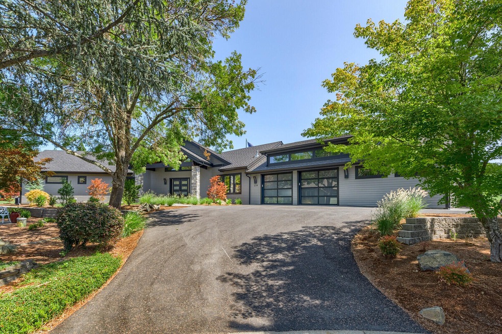 239 Twisted Pines Dr, Grants Pass, OR 97527 - photo 1