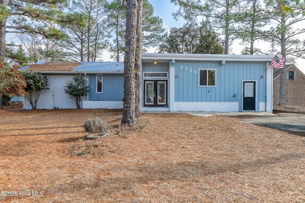 5724 Gondolier Dr, New Bern, NC 28560 - photo 1