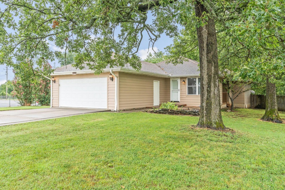 2-web-or-mls-104 E South, Nixa-30