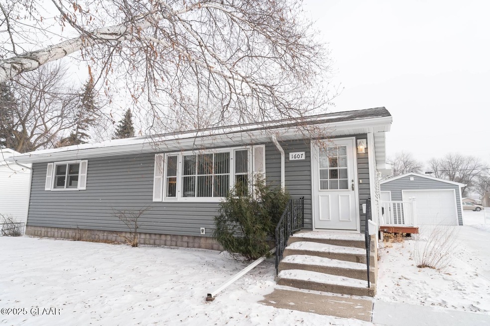 1607 S 18th St, Grand Forks, ND 58201 - photo 1