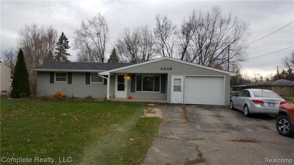 4509 N Hillcrest Cir, Flint, MI 48506 - photo 1