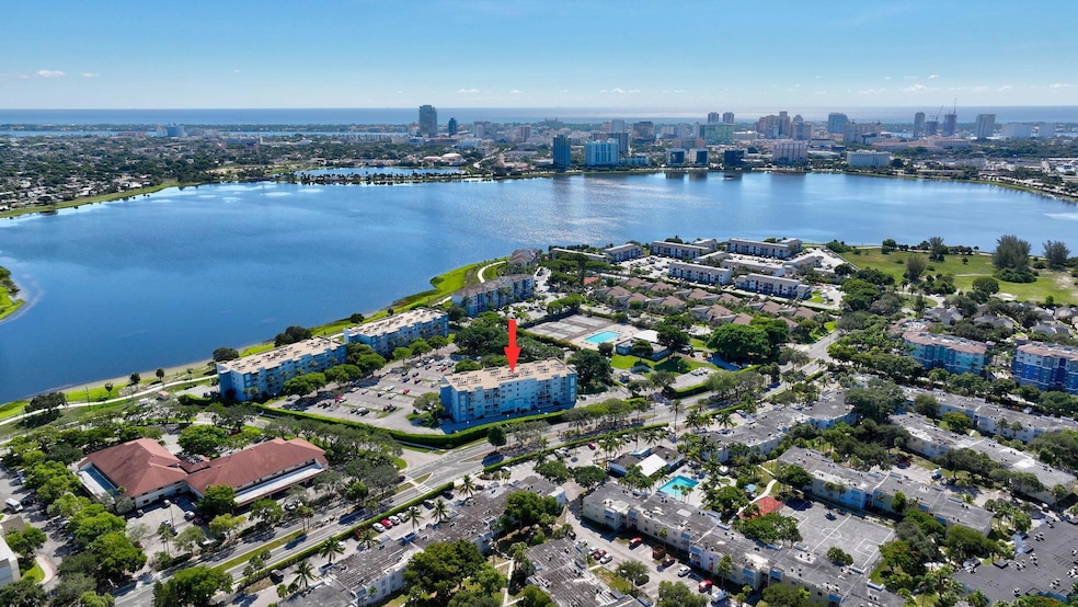 Breakwaters unit 310, West Palm Beach, FL 33401 - photo 1
