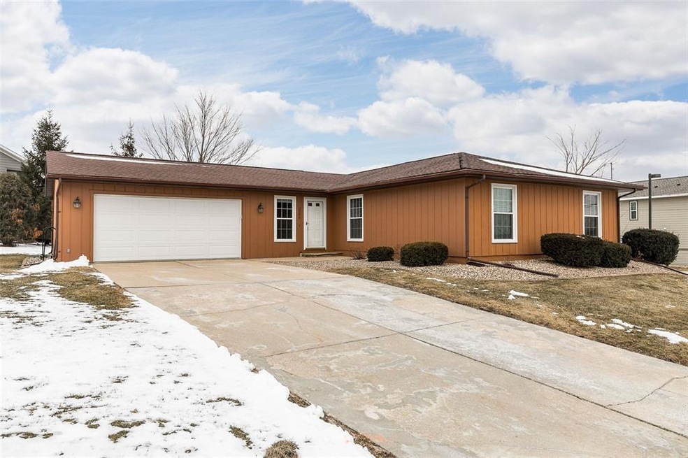 2206 29th St SW, Cedar Rapids, IA 52404 - photo 1