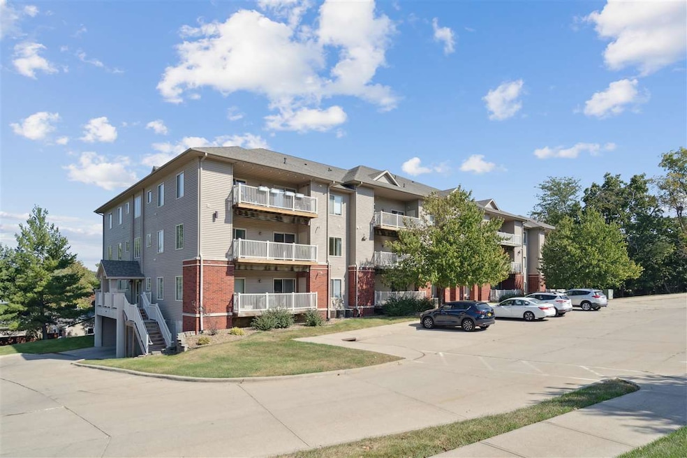 470 N 1st Ave unit 202, Iowa City, IA 52245 - photo 1