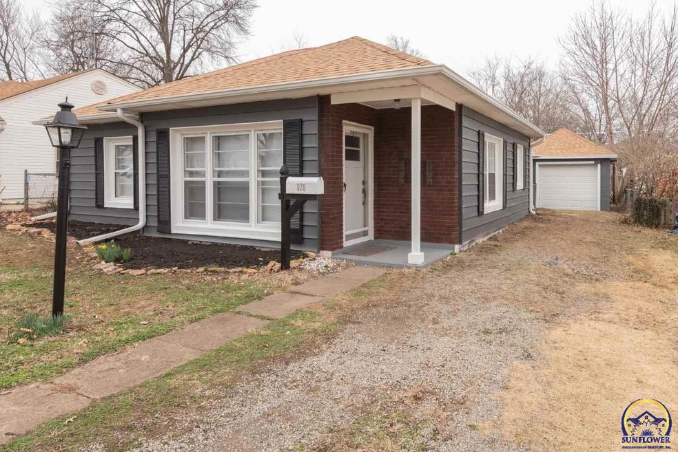 828 SW Parkview St, Topeka, KS 66606 - photo 1