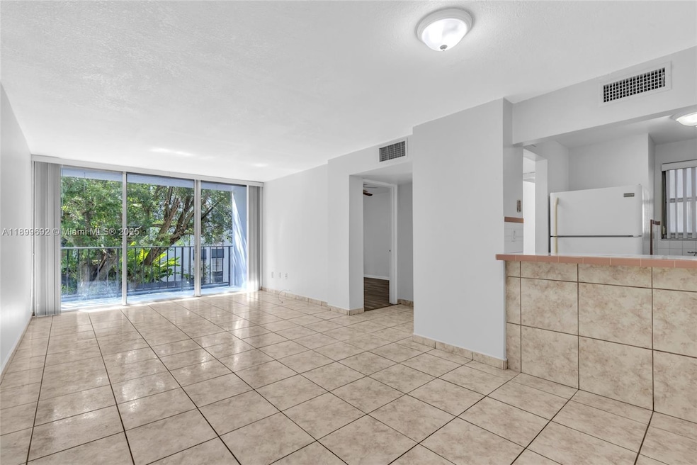 210 Fontainebleau Blvd unit 210, Miami, FL 33172 - photo 1