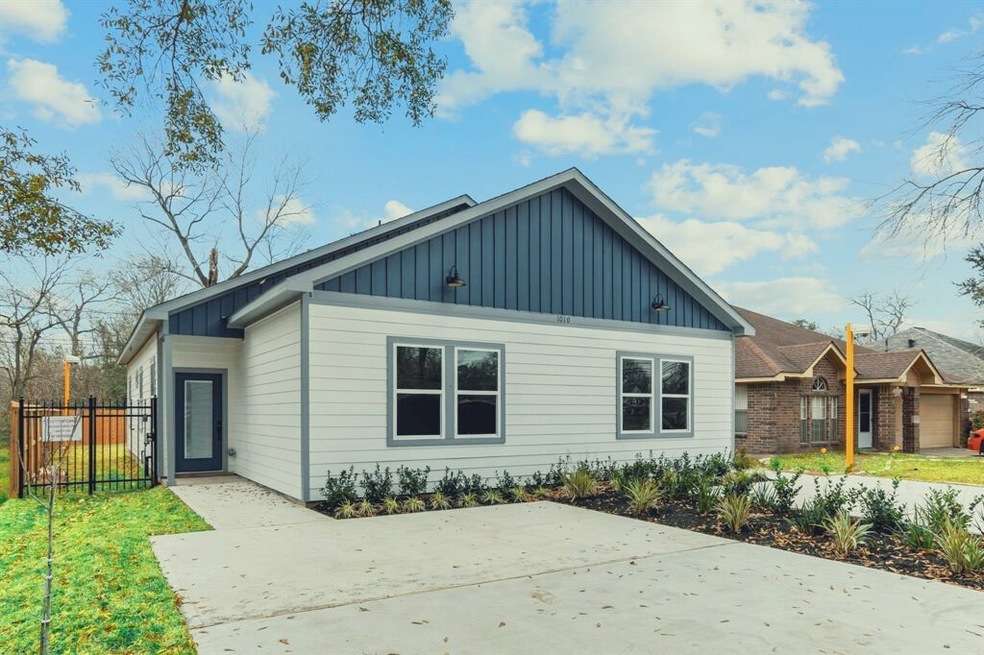 8522 De Priest St, Houston, TX 77088 - photo 1