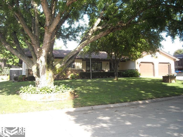 1302 Johnson Dr, Shenandoah, IA 51601 - photo 1