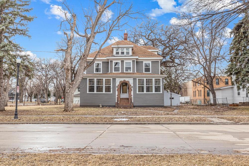 1019 9th St S, Fargo, ND 58103 - photo 1